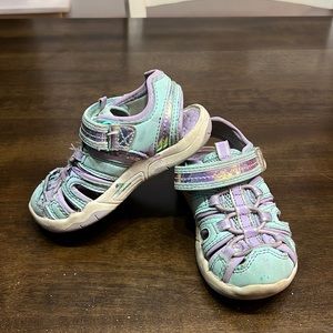 Wonder nation toddler girls size 7 enclosed toe sandals.  I’m good condition.
